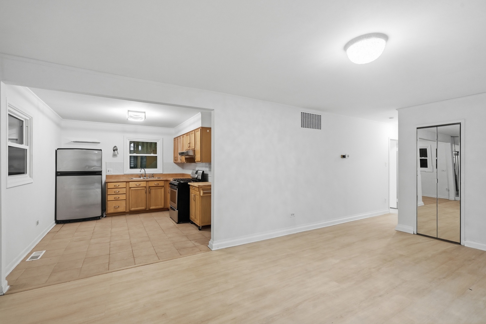 136 Well Street Property Photo 5