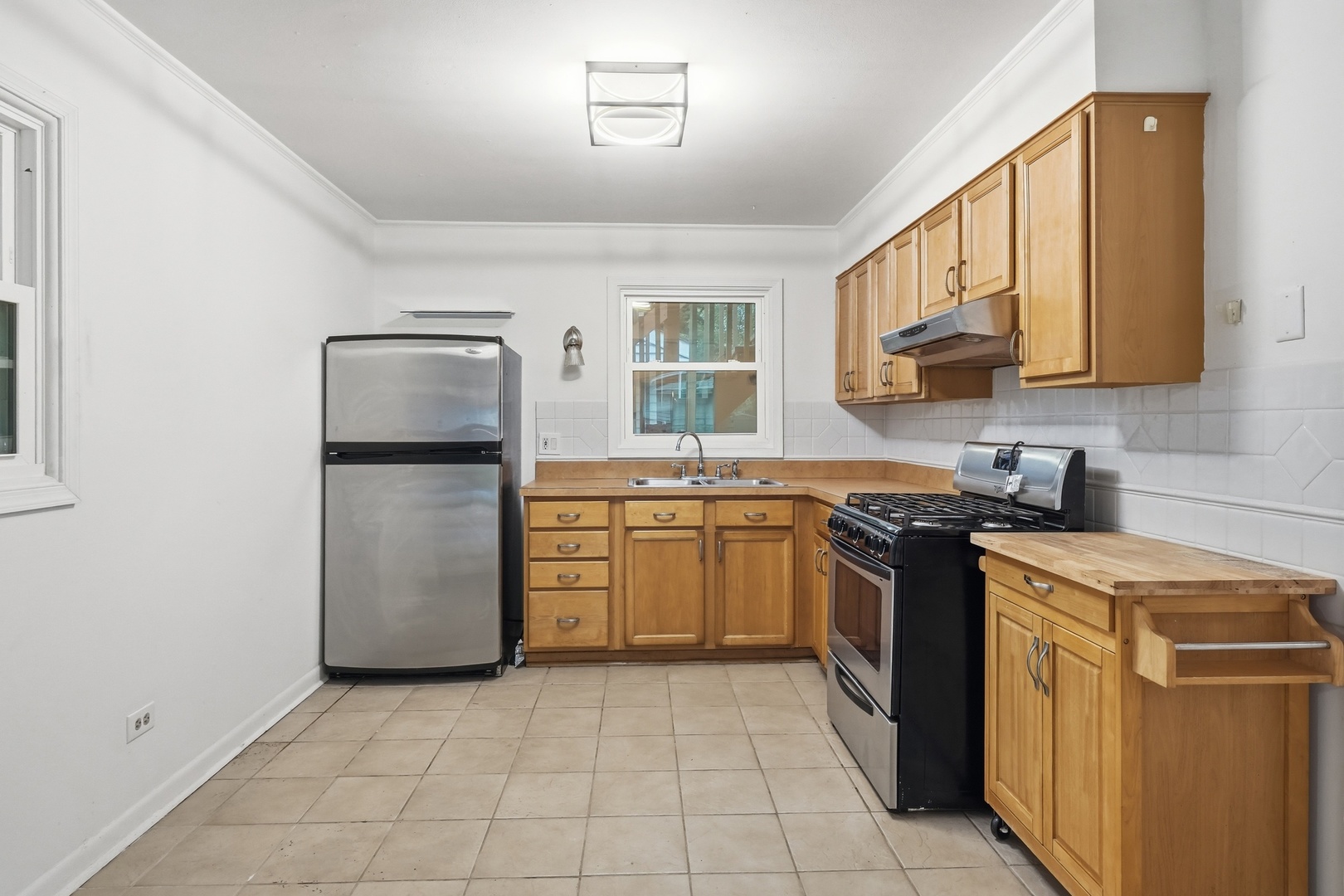 136 Well Street Property Photo 6
