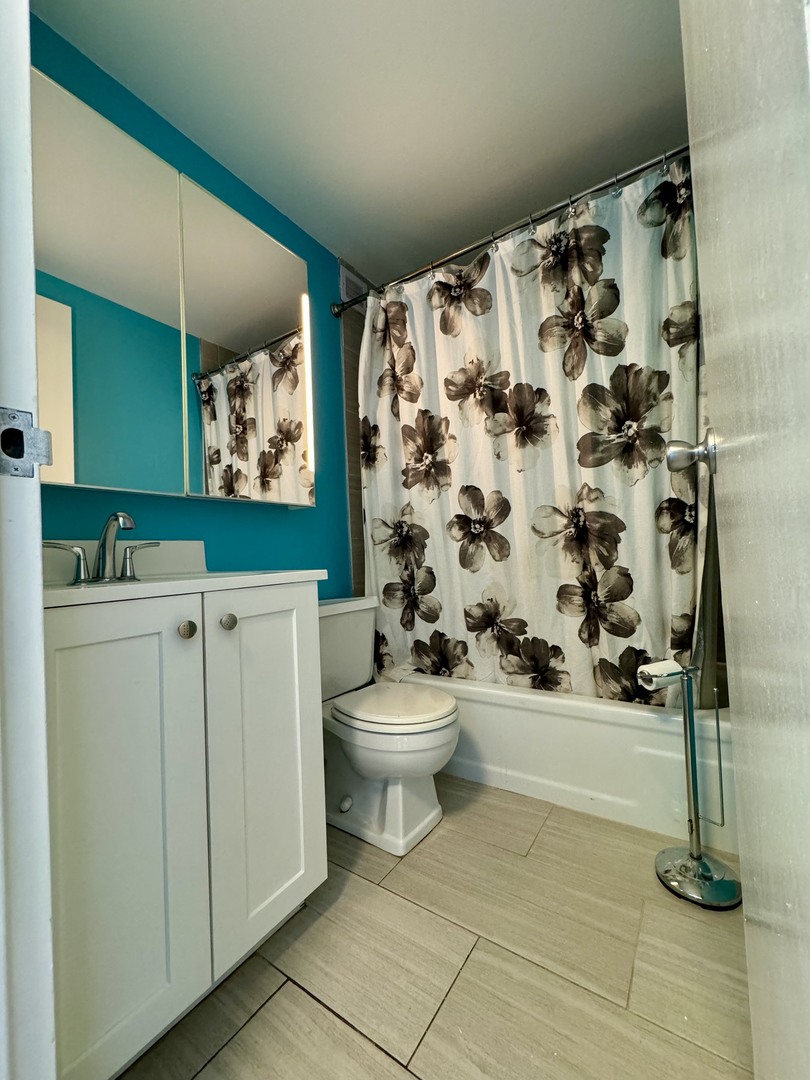 4343 N Clarendon Avenue 1212 Property Photo 23