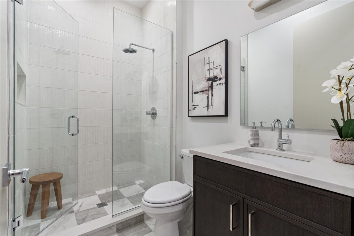 2235 W Oakdale Avenue 16-b Property Photo 6