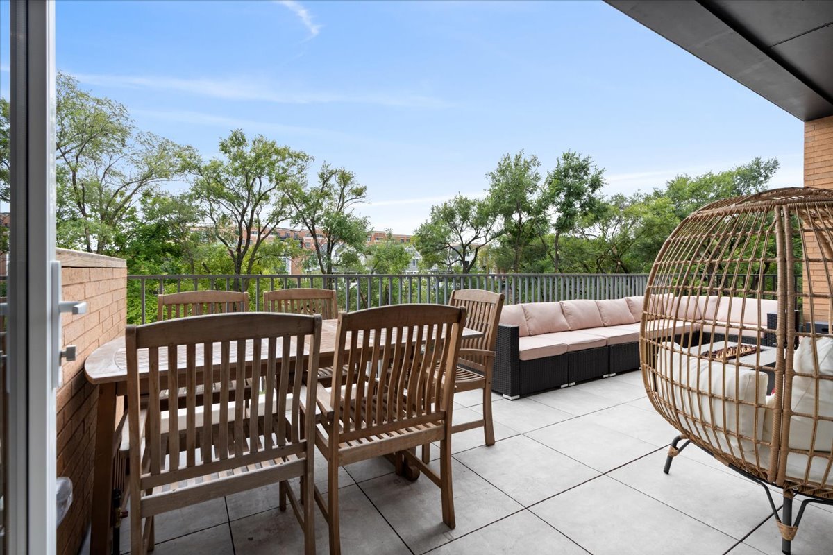 2235 W Oakdale Avenue 16-b Property Photo 18