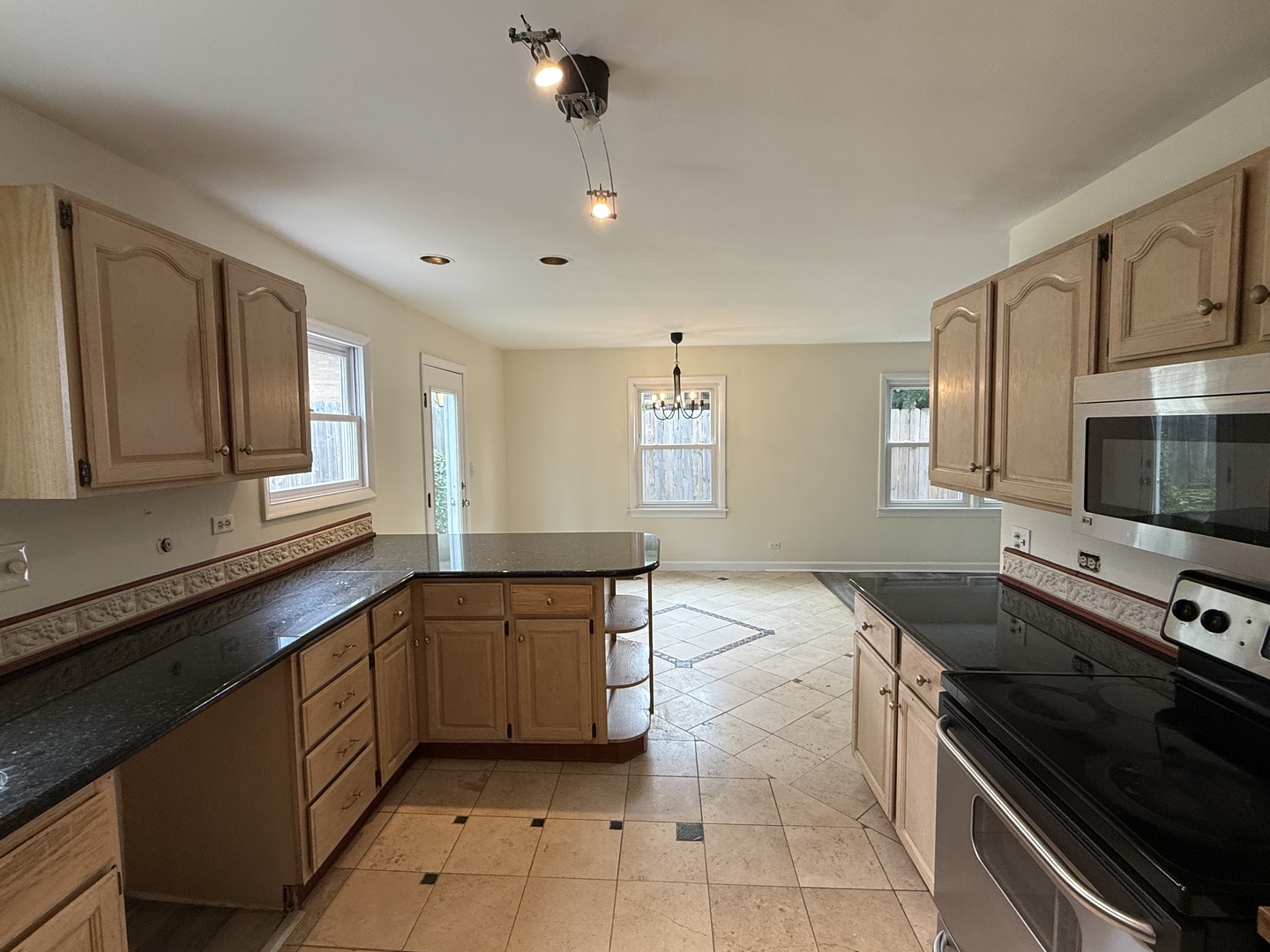117 E Elm Street Property Photo 6