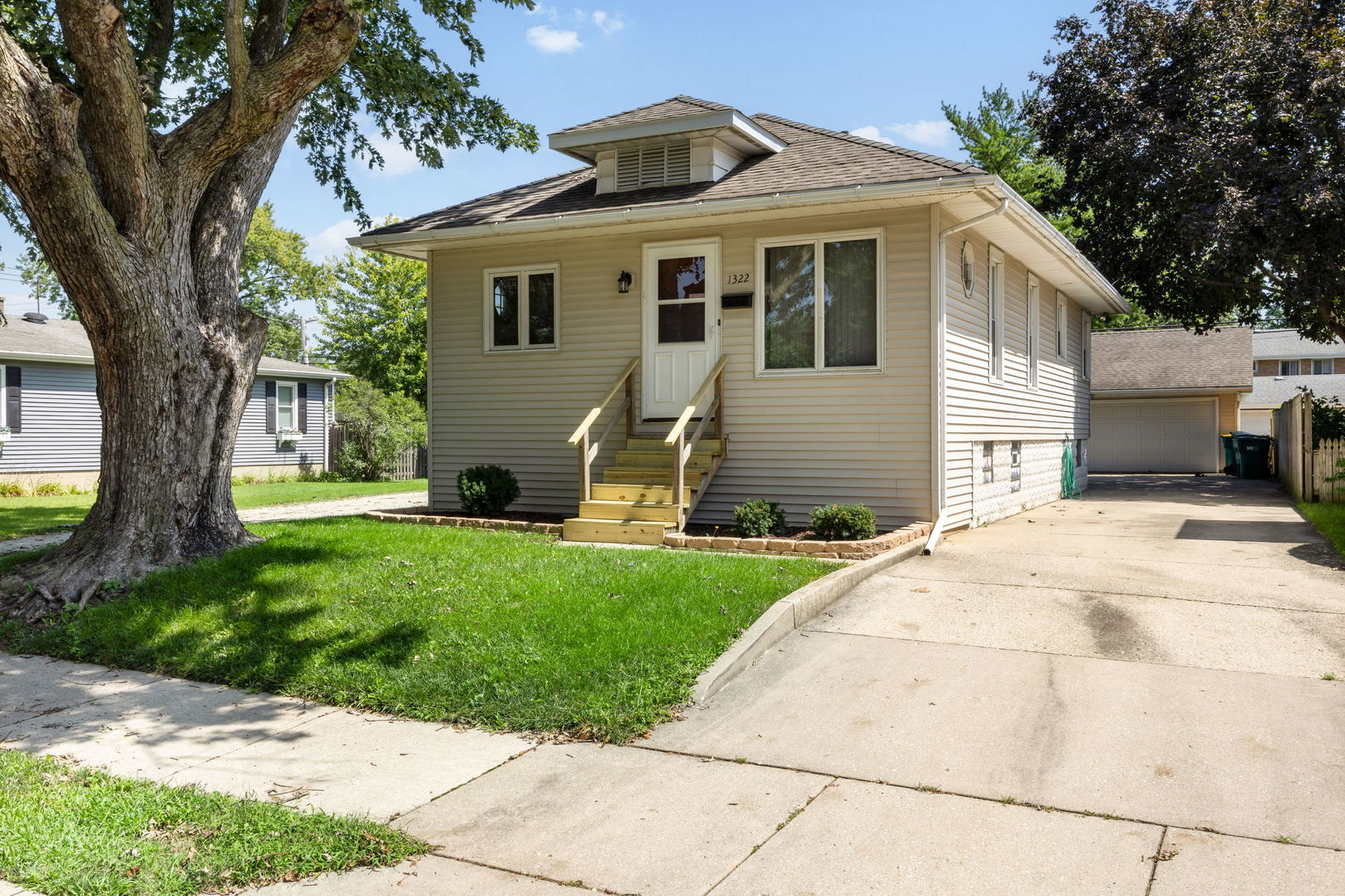 1322 N Prairie Avenue Property Photo 1