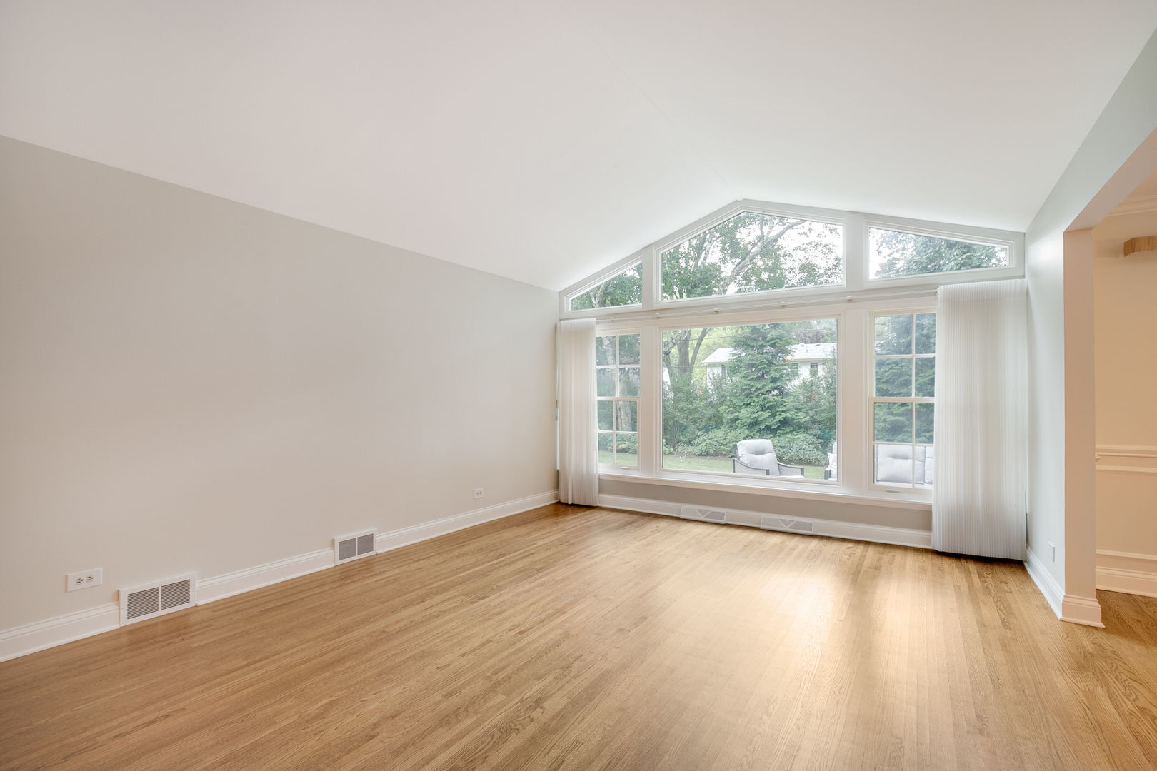433 W Sheridan Place Property Photo 7