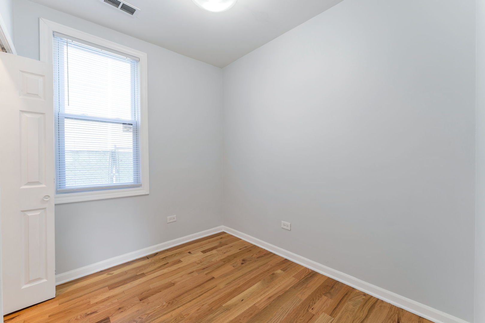 5256 S Carpenter Street Property Photo 4