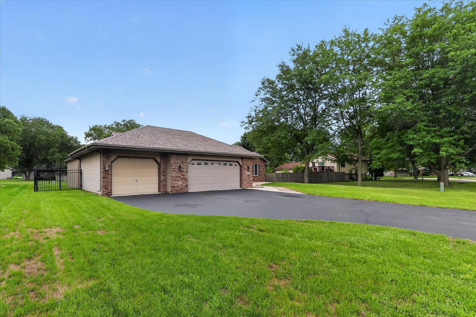 6633 Shadybrook Trail Property Photo 2