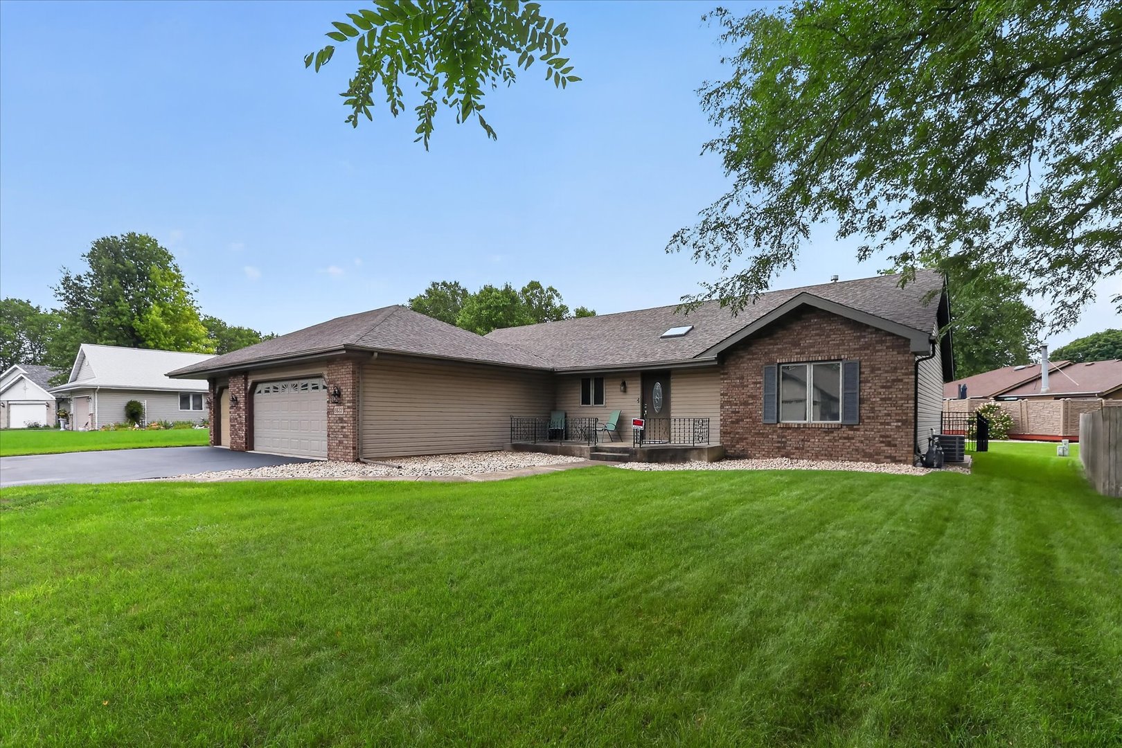 6633 Shadybrook Trail Property Photo 3