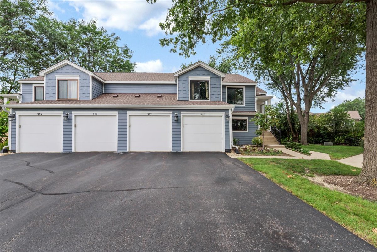 912 Manchester Circle - Property Photo 1