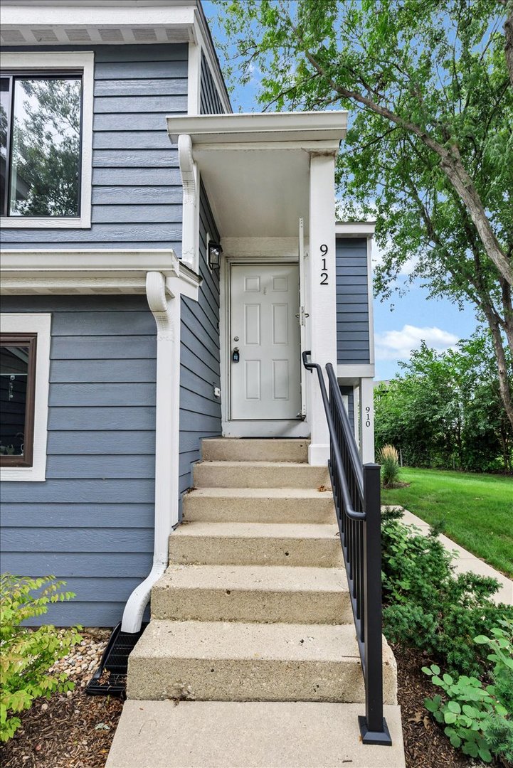 912 Manchester Circle - Property Photo 2