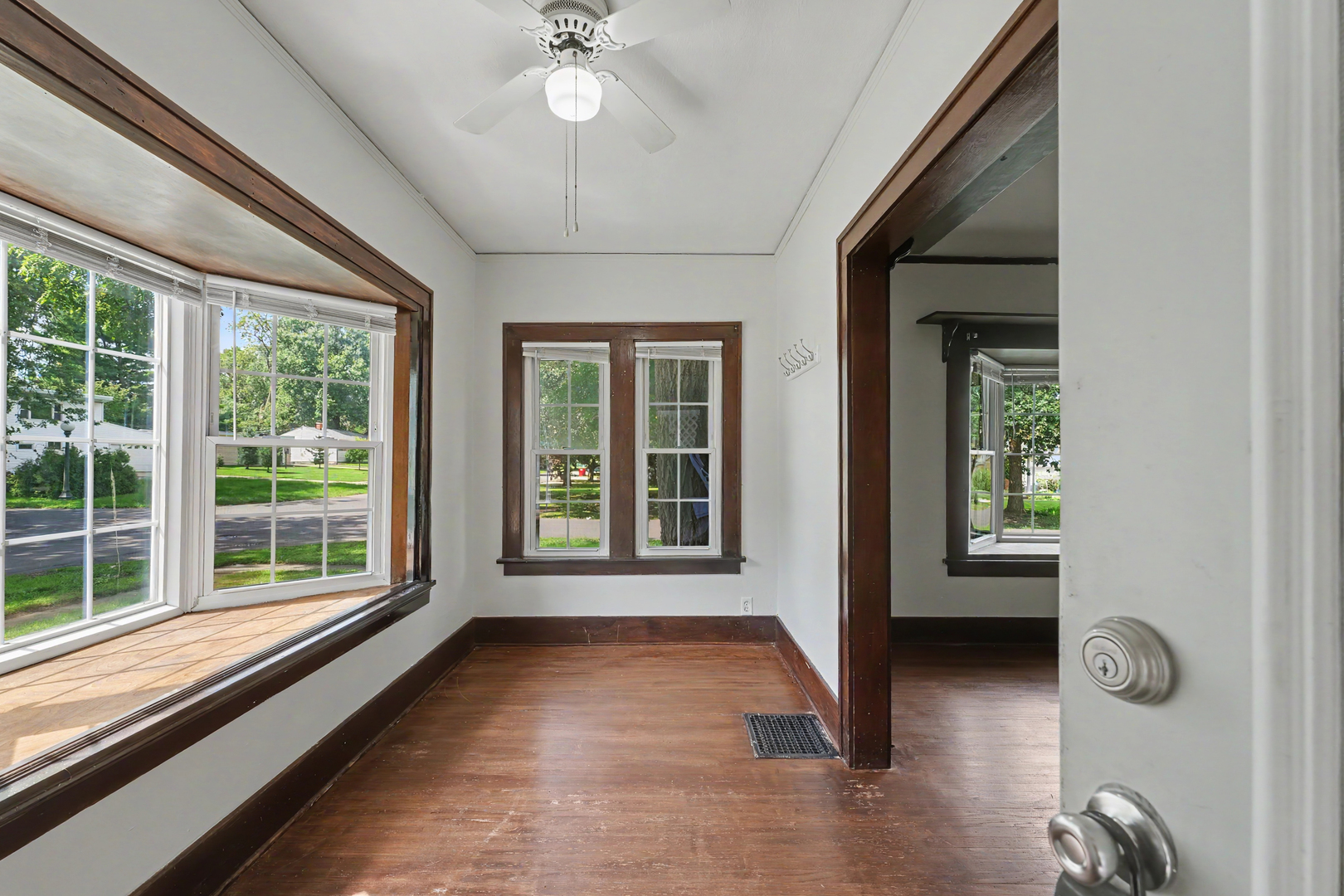 1626 W Clark Street Property Photo 4
