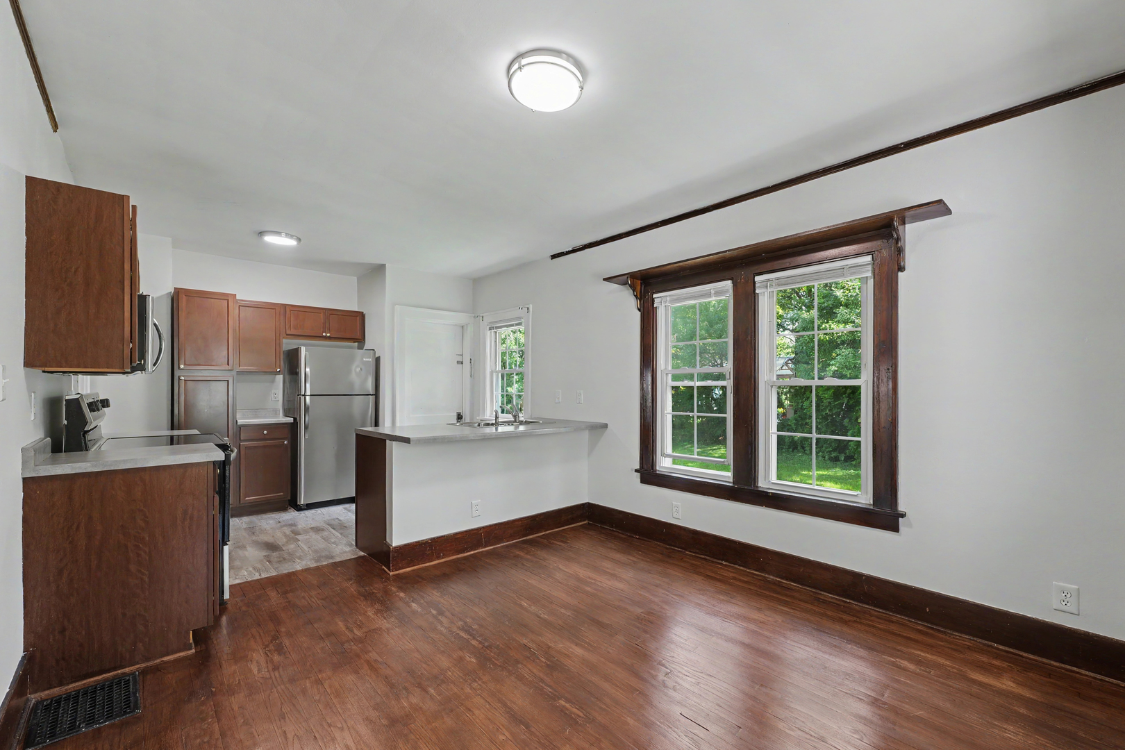 1626 W Clark Street Property Photo 10