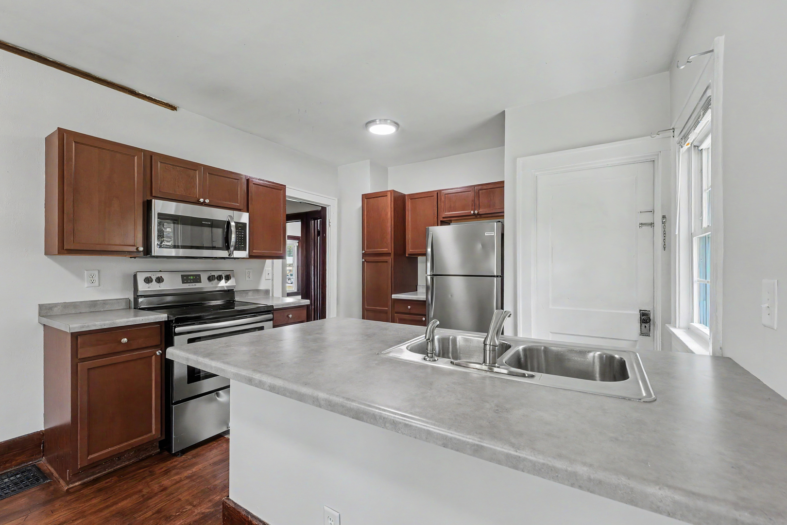 1626 W Clark Street Property Photo 13