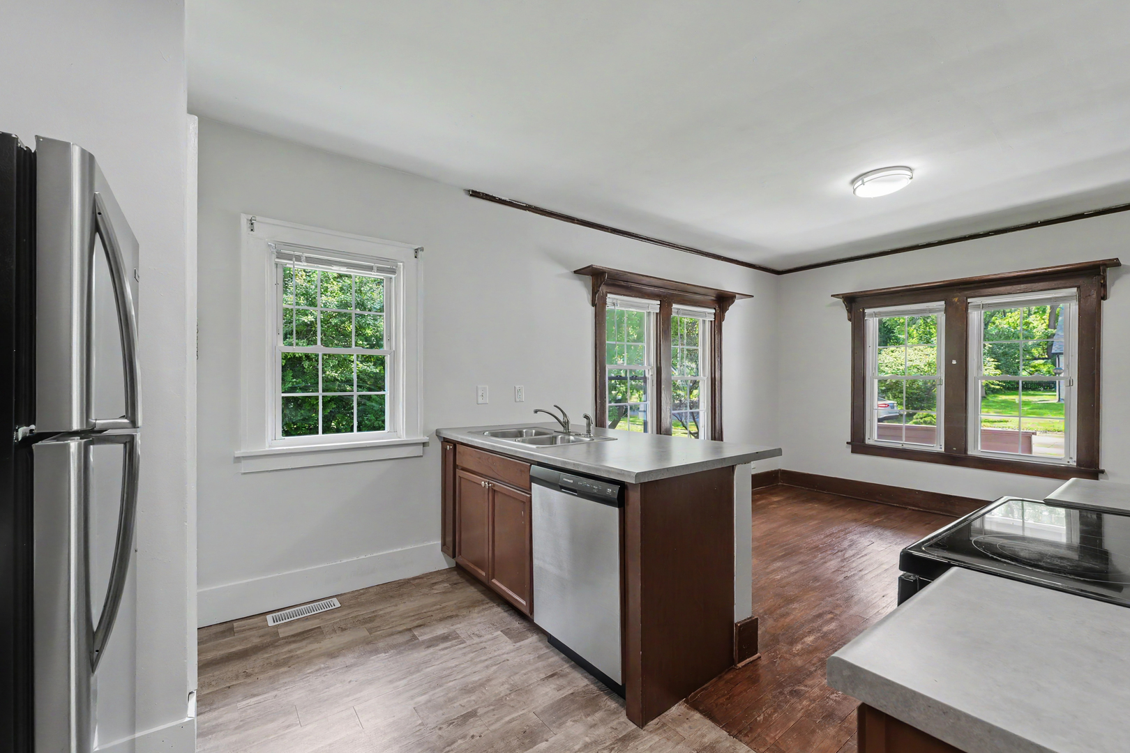1626 W Clark Street Property Photo 16