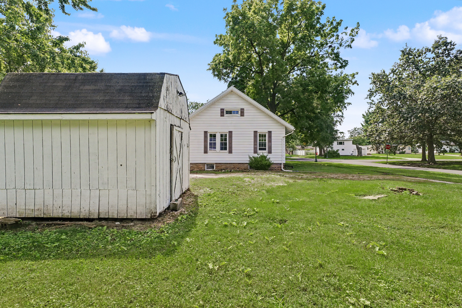 1626 W Clark Street Property Photo 31
