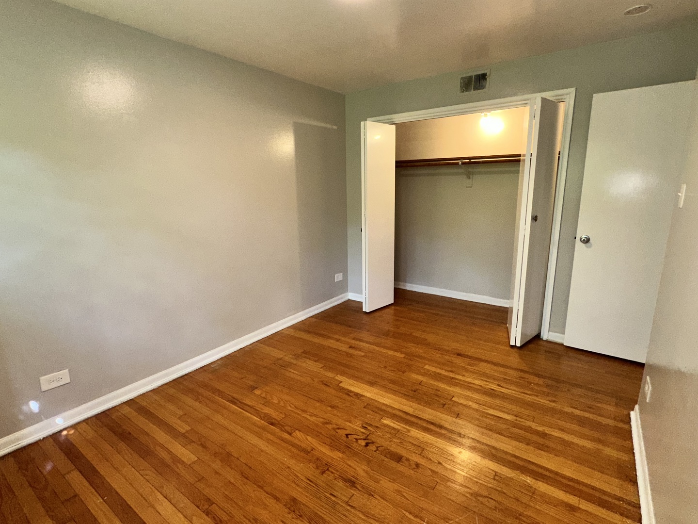 7530 S Saginaw Avenue 2b Property Photo 7