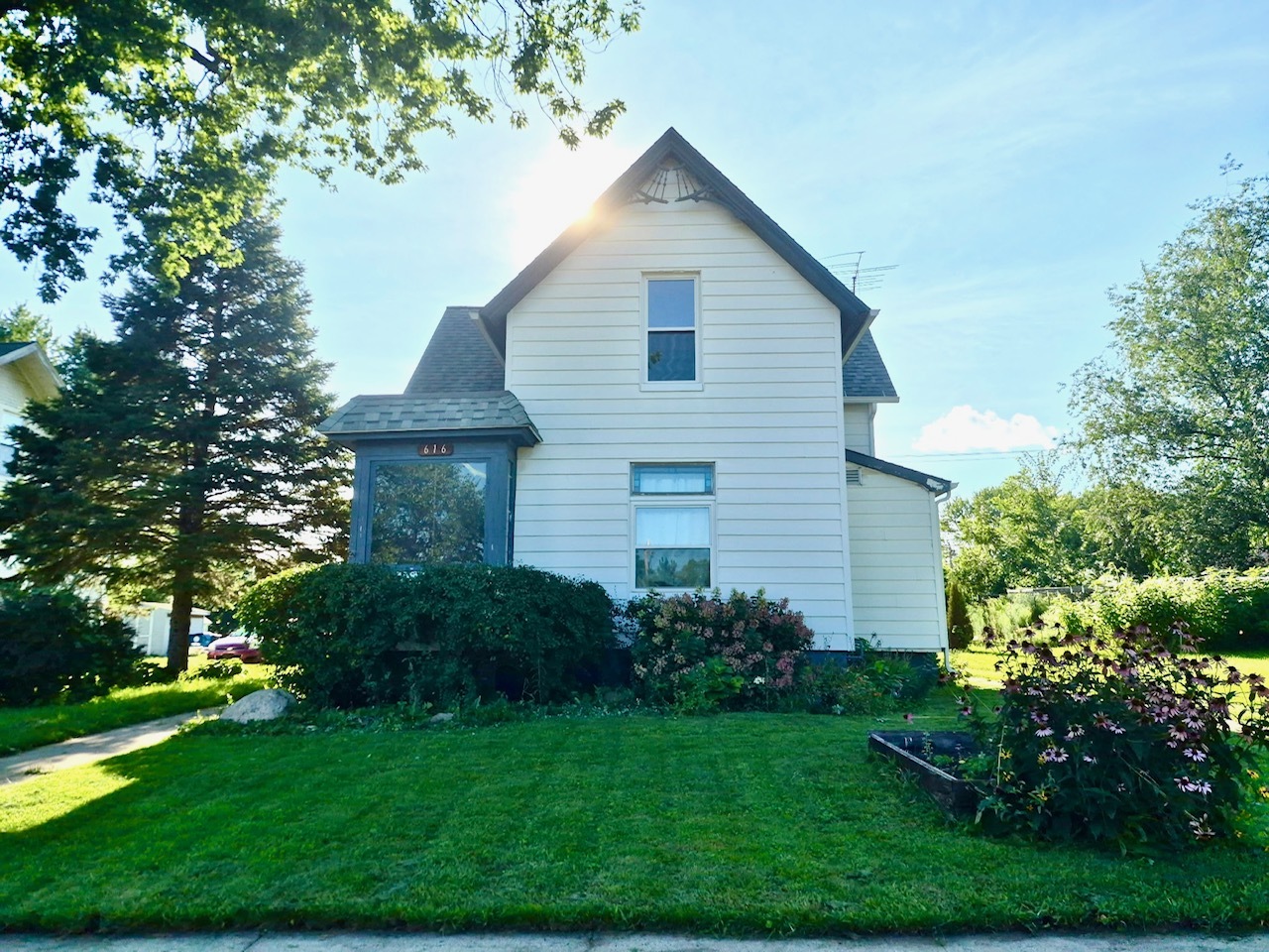 616 N Pleasant Street Property Photo 1