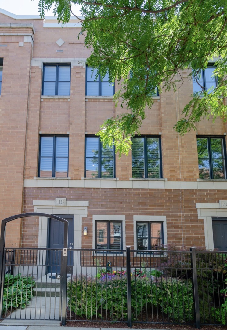 1125 W Monroe Street Property Photo 1