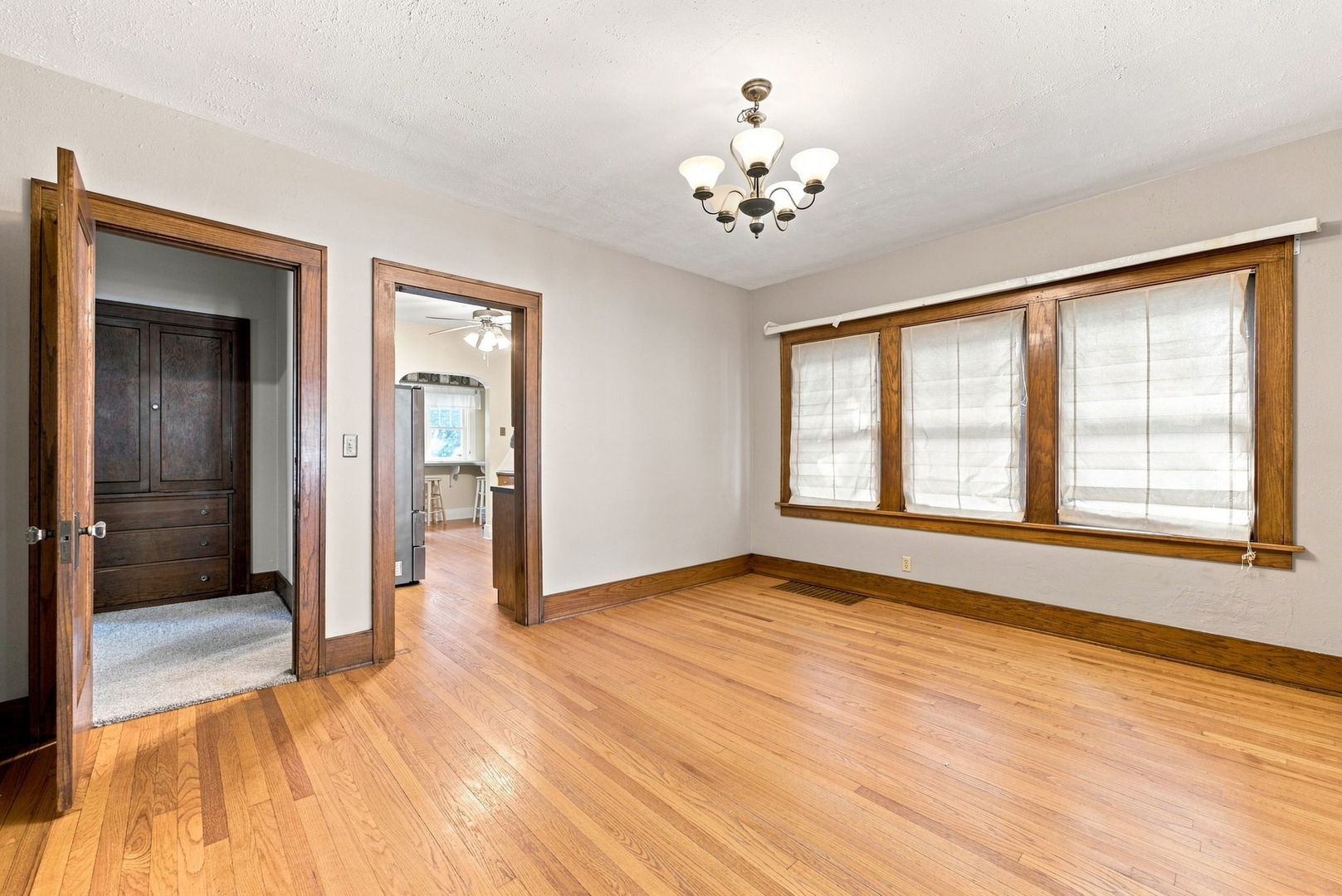 2325 Western Avenue Property Photo 9