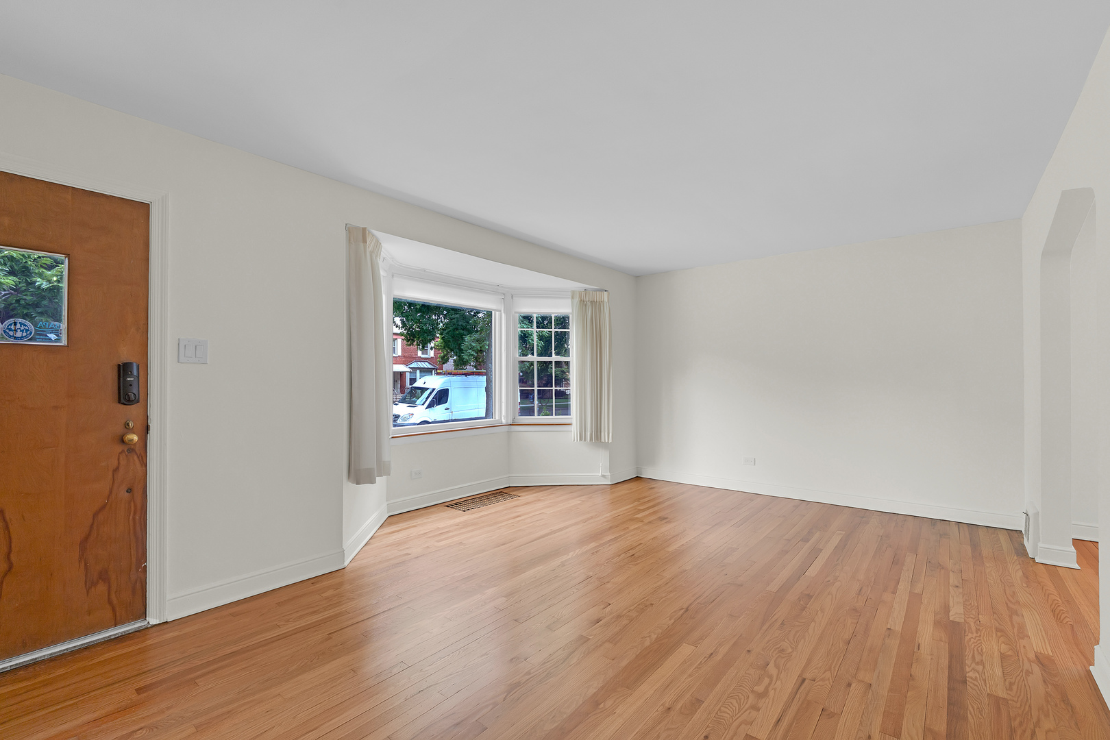 9932 S Maplewood Avenue Property Photo 3