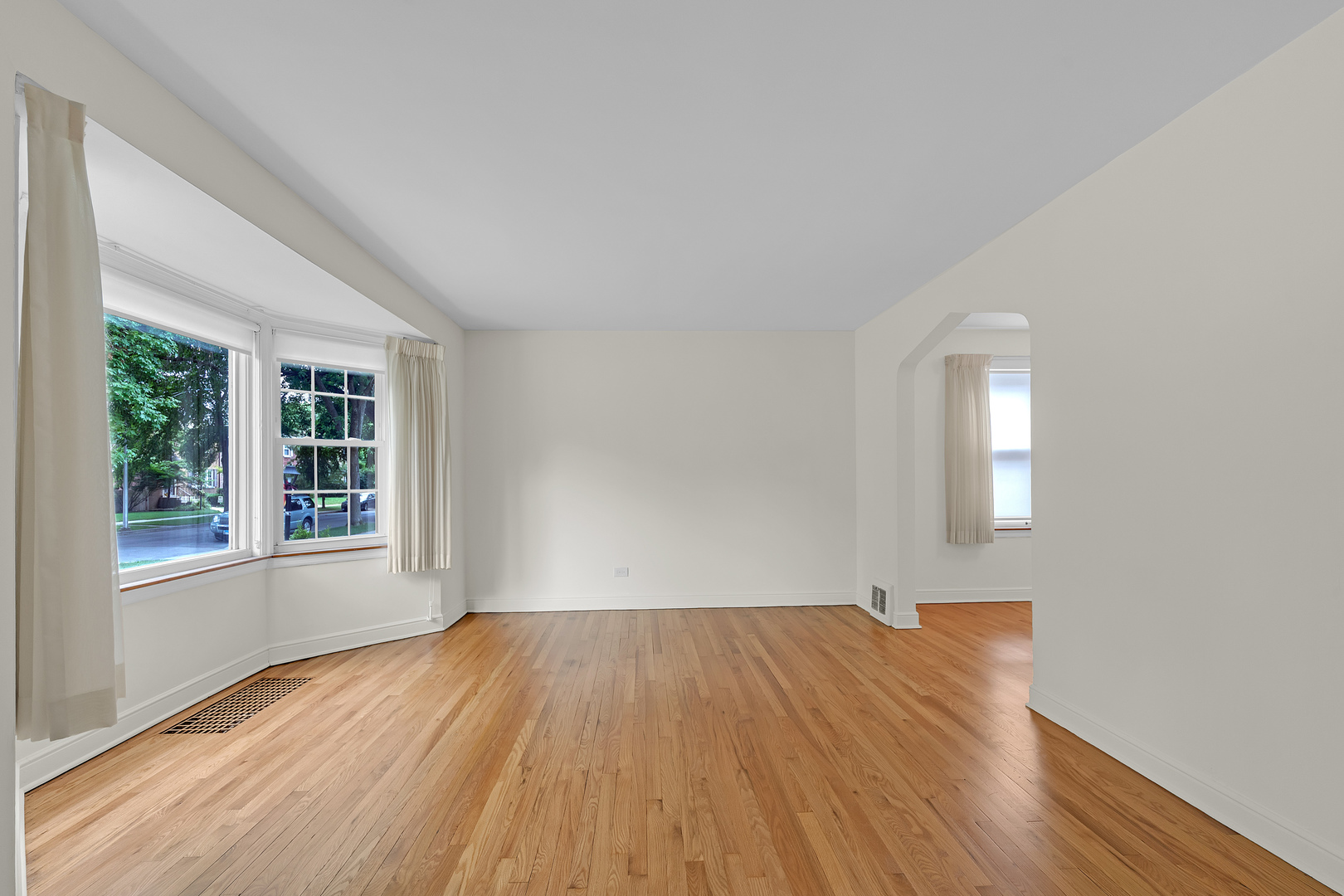 9932 S Maplewood Avenue Property Photo 4