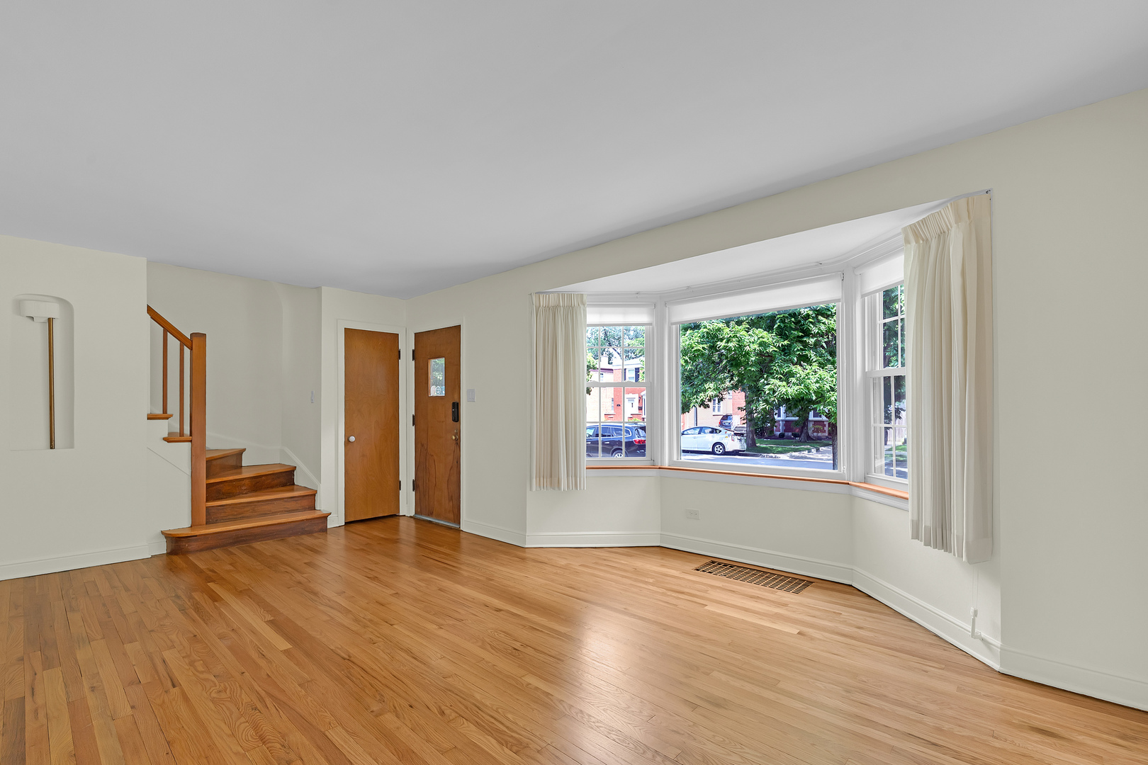 9932 S Maplewood Avenue Property Photo 5
