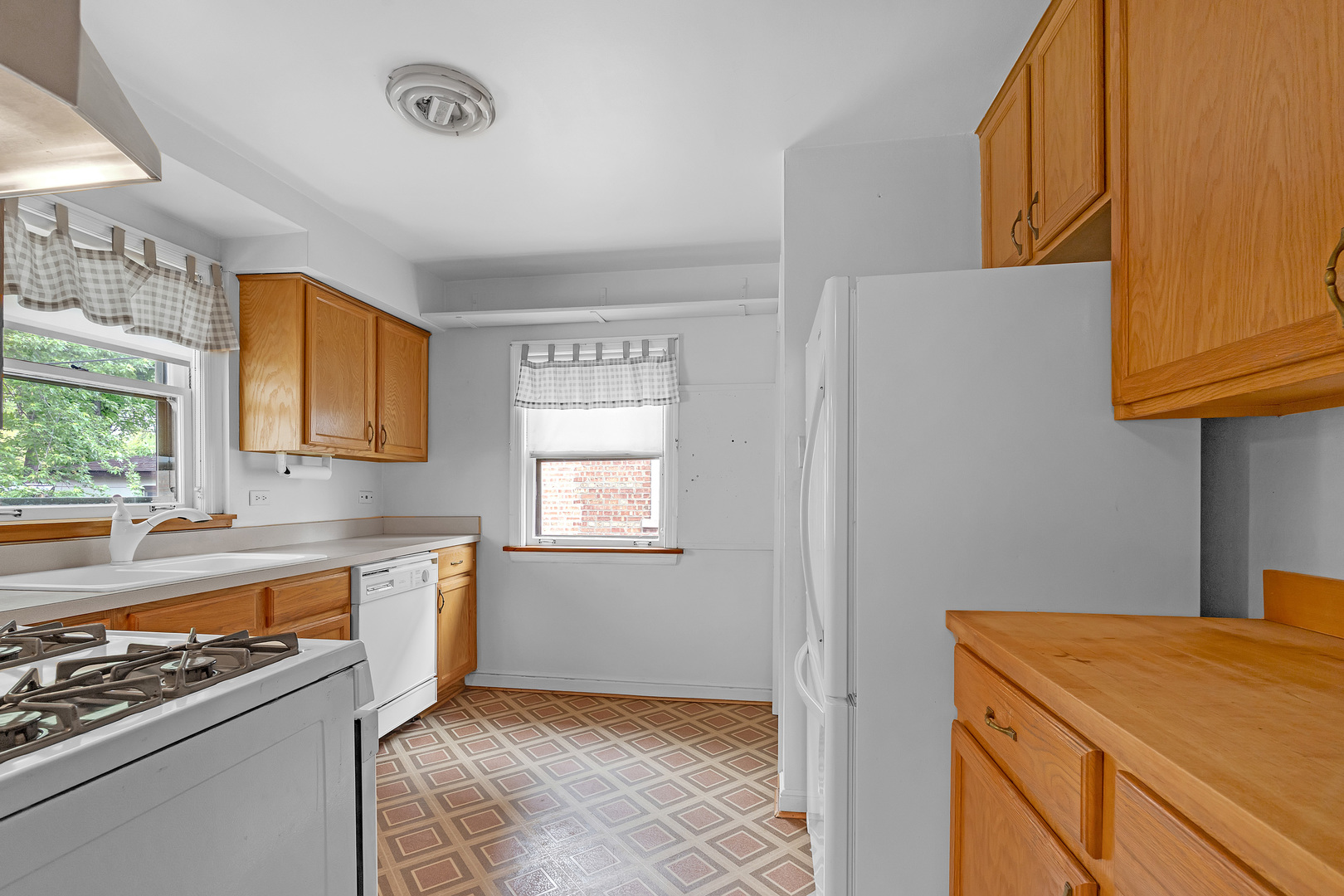9932 S Maplewood Avenue Property Photo 8