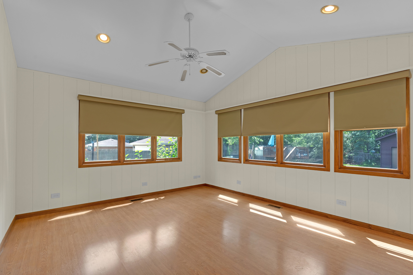 9932 S Maplewood Avenue Property Photo 13