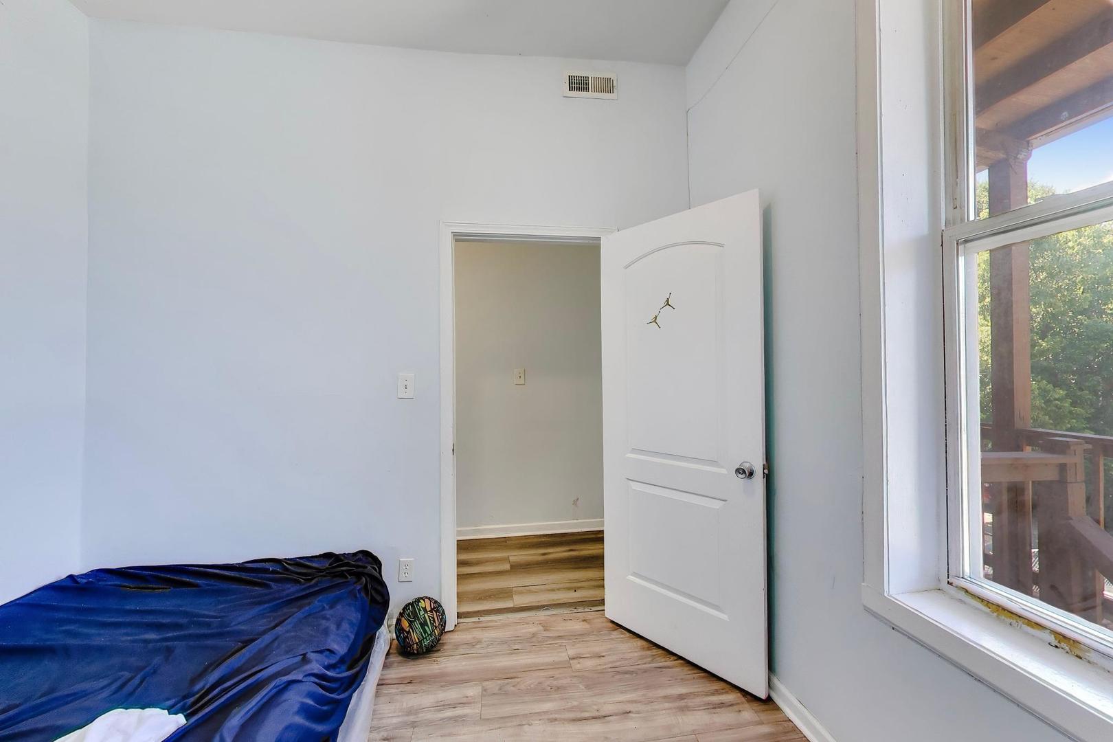 1418 S Saint Louis Avenue Property Photo 33