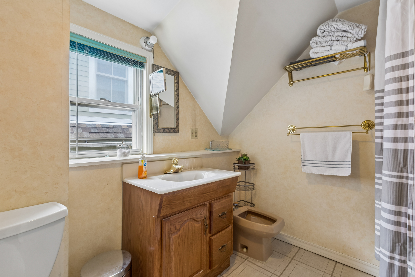 1730 W Winona Street Property Photo 14