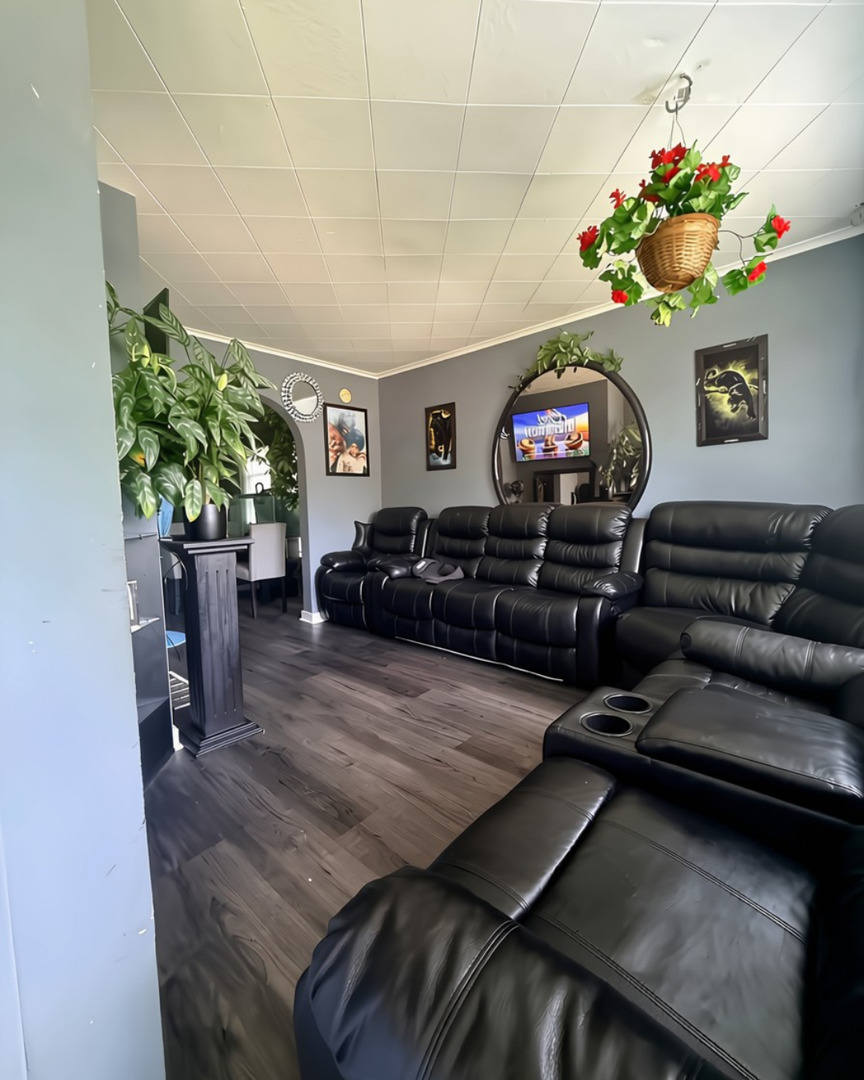 8041 S Woodlawn Avenue Property Photo 3