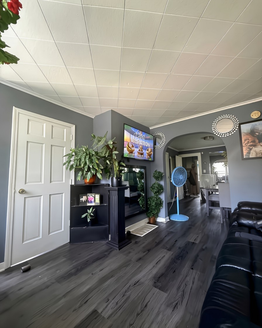 8041 S Woodlawn Avenue Property Photo 4