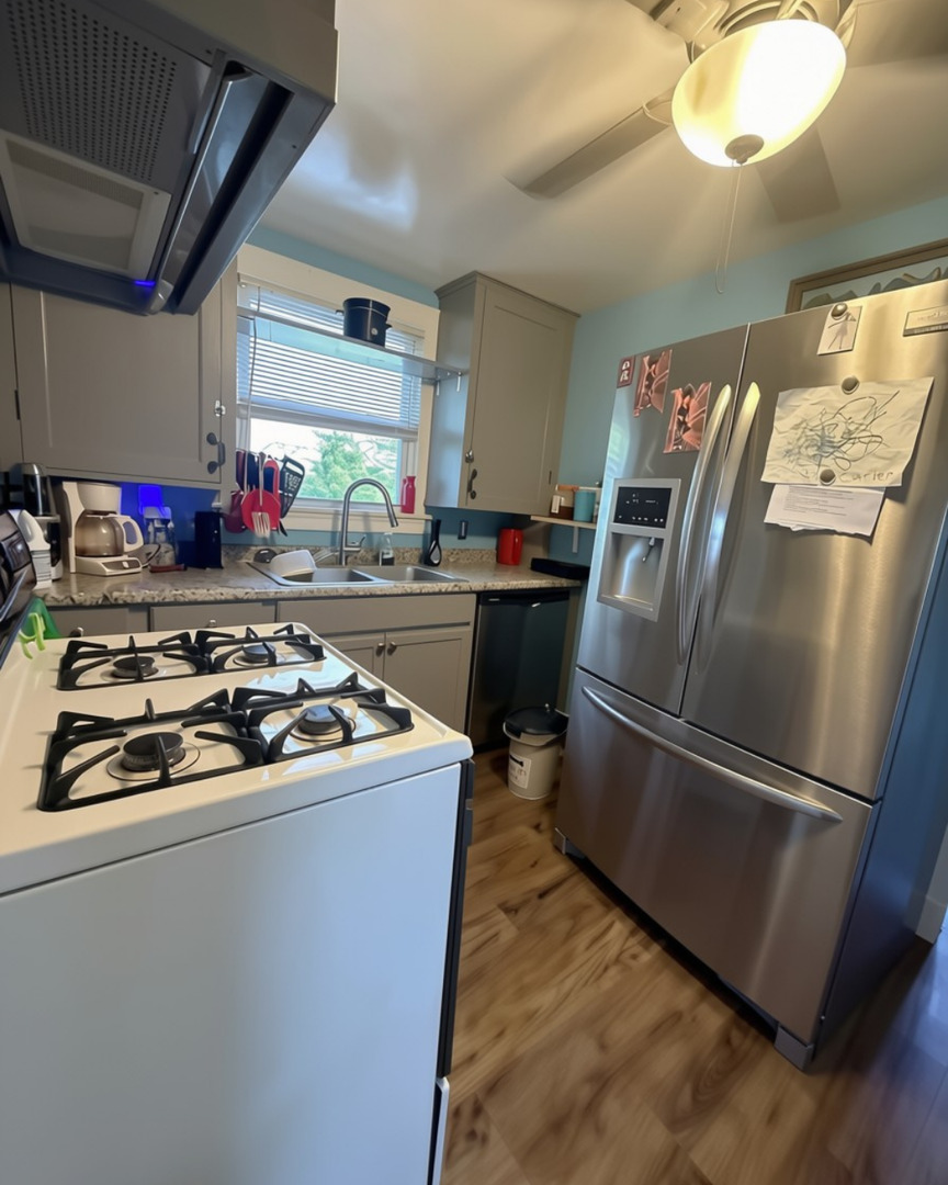8041 S Woodlawn Avenue Property Photo 9