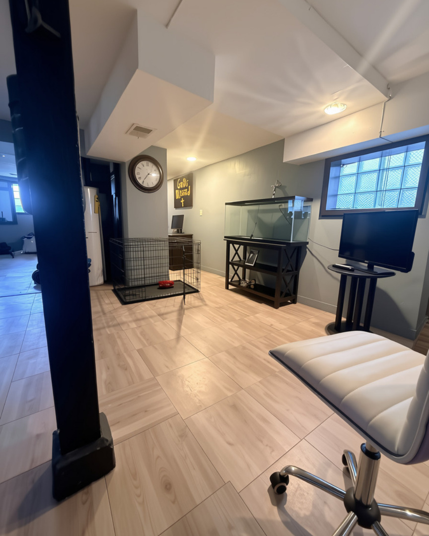 8041 S Woodlawn Avenue Property Photo 14