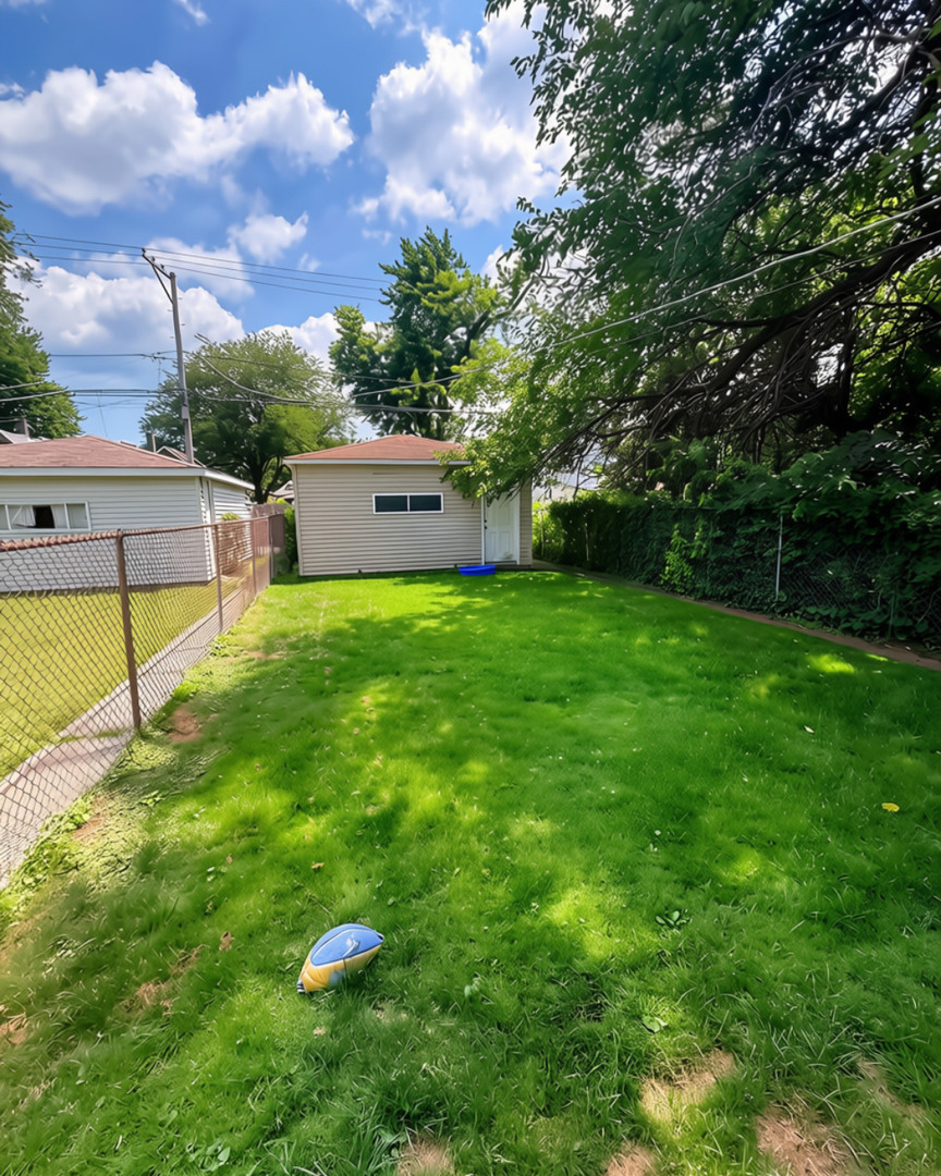 8041 S Woodlawn Avenue Property Photo 16