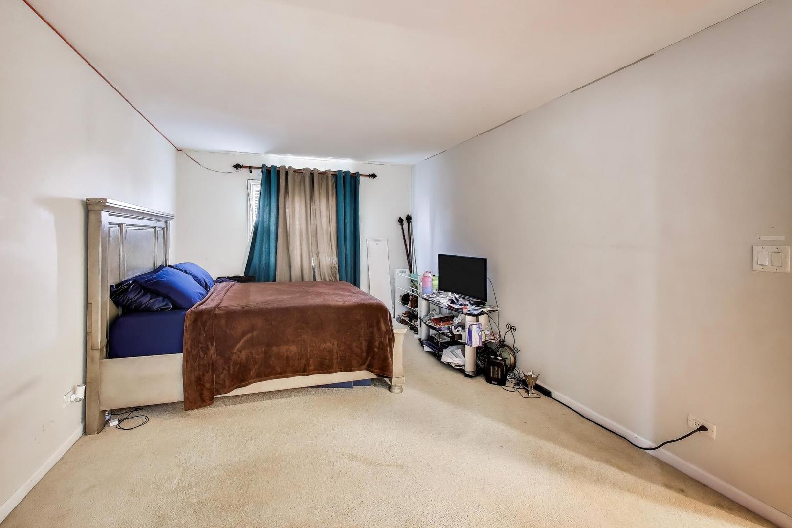 6400 N Ridge Boulevard 402 Property Photo 10