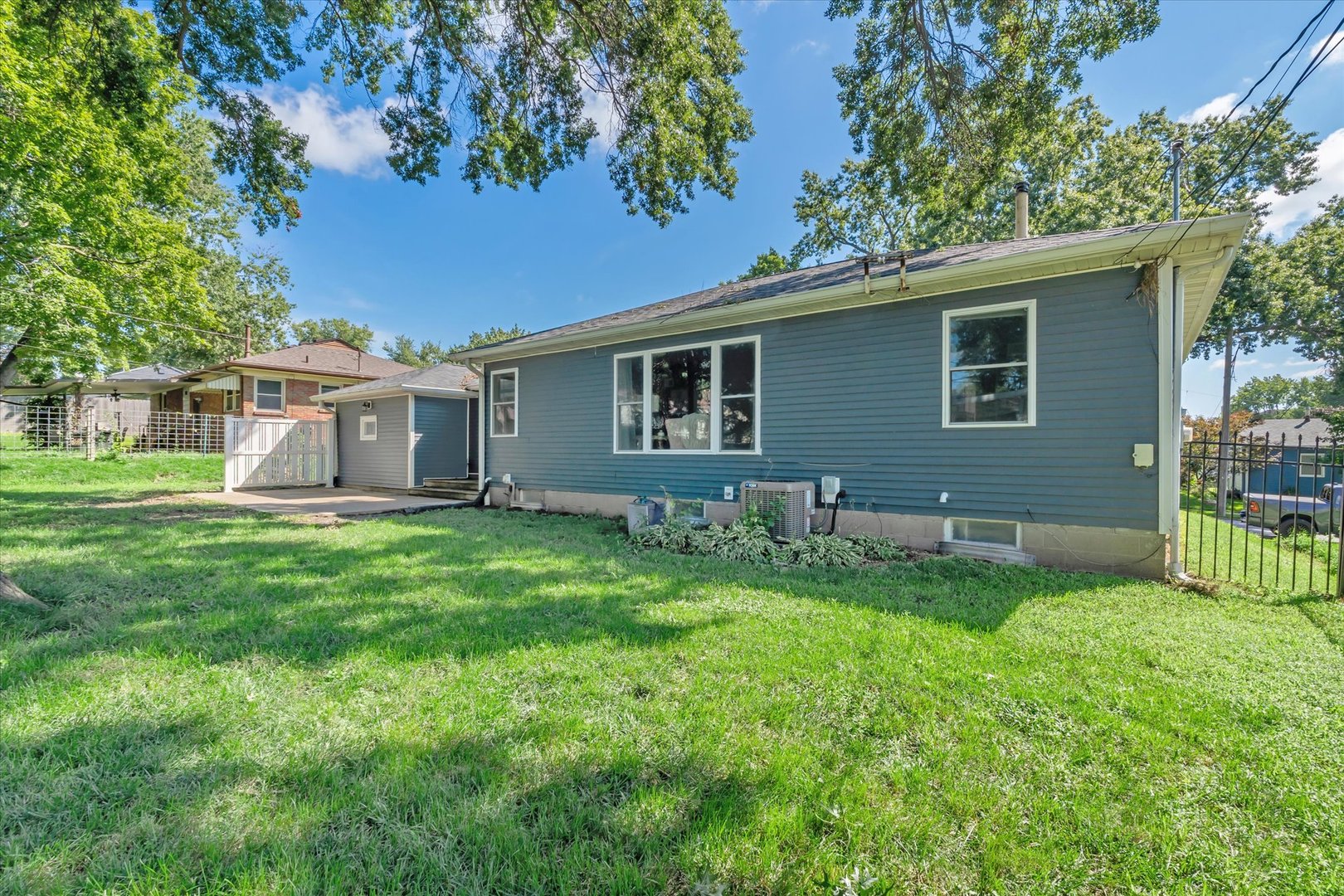 2420 Madison Street Property Photo 17