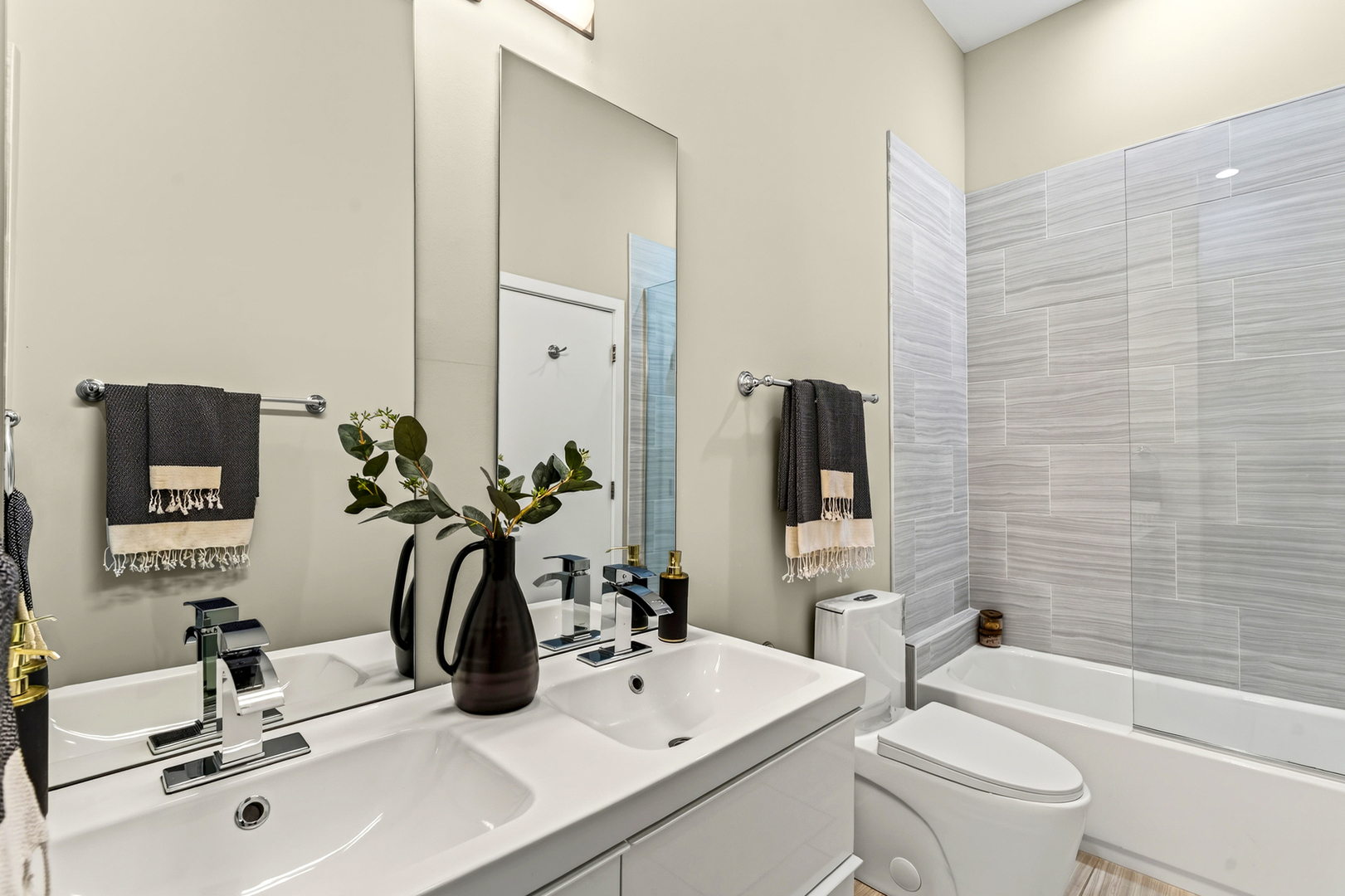 2534 W Haddon Avenue Property Photo 19