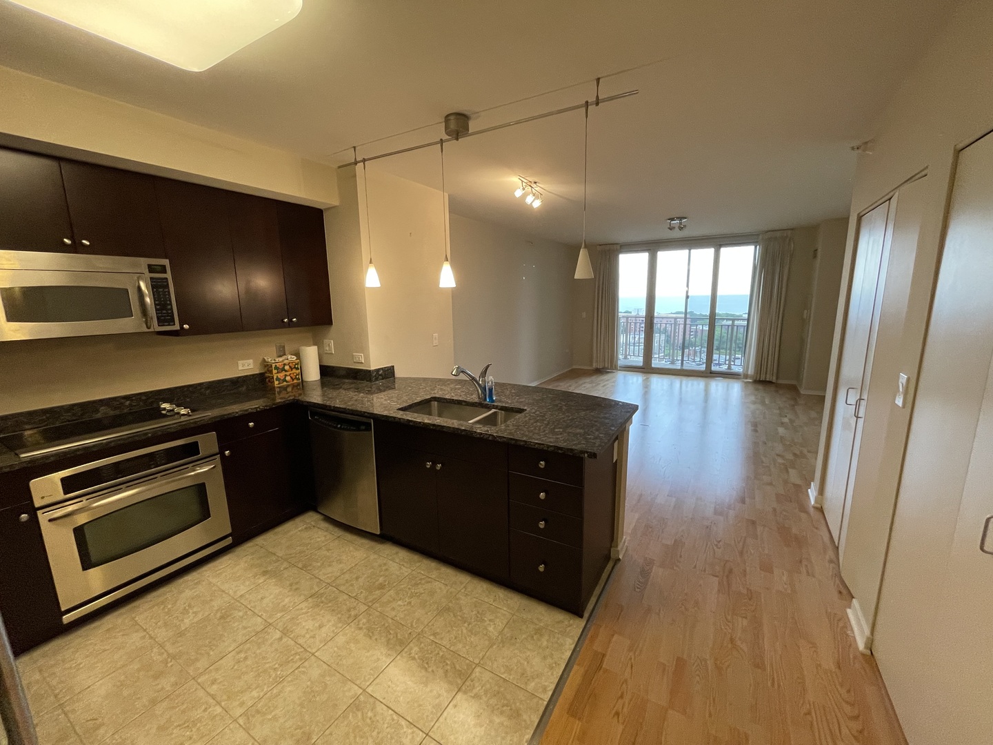 807 Davis Street 1410 Property Photo 5