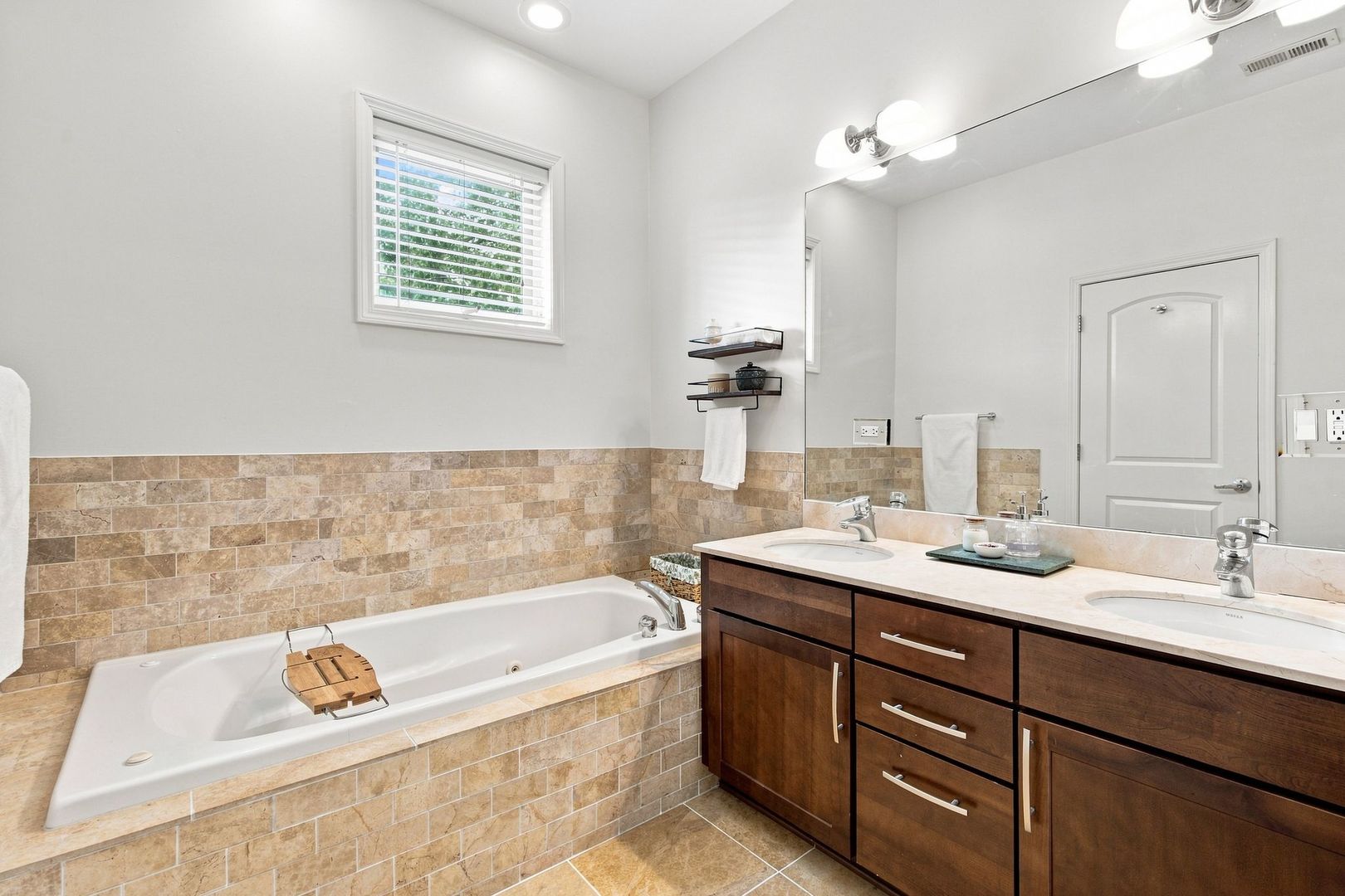 1925 W Irving Park Road 3 Property Photo 29