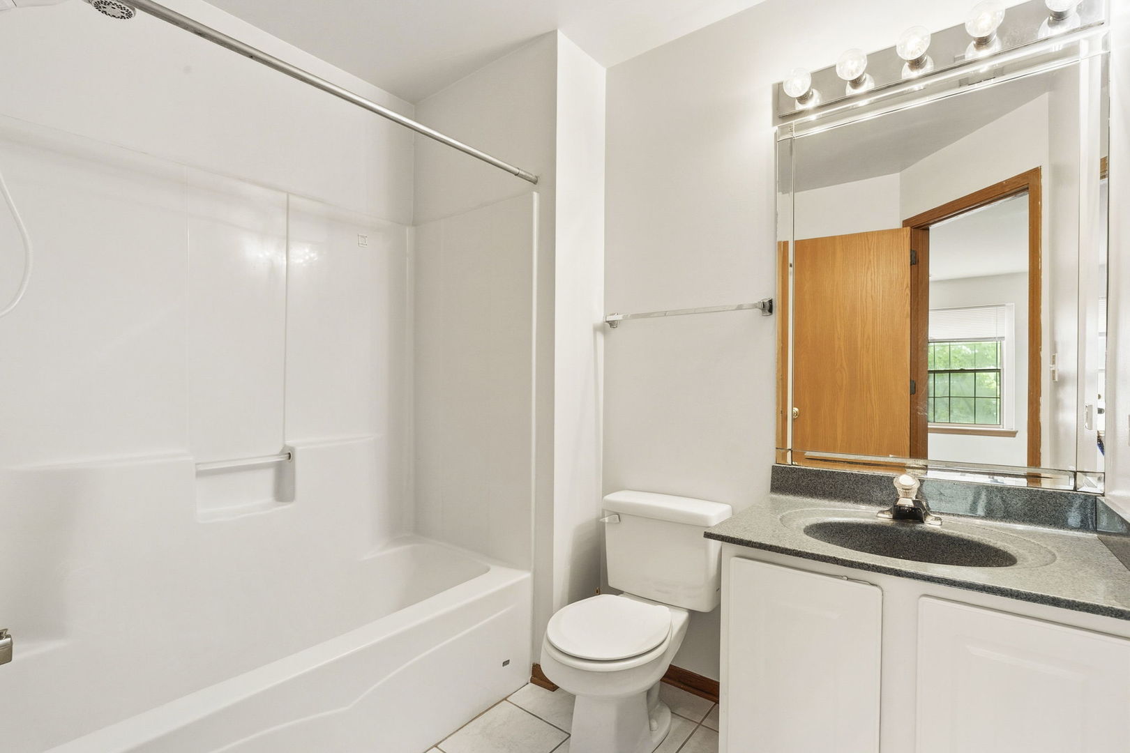 1114 Des Plaines Avenue Property Photo 14