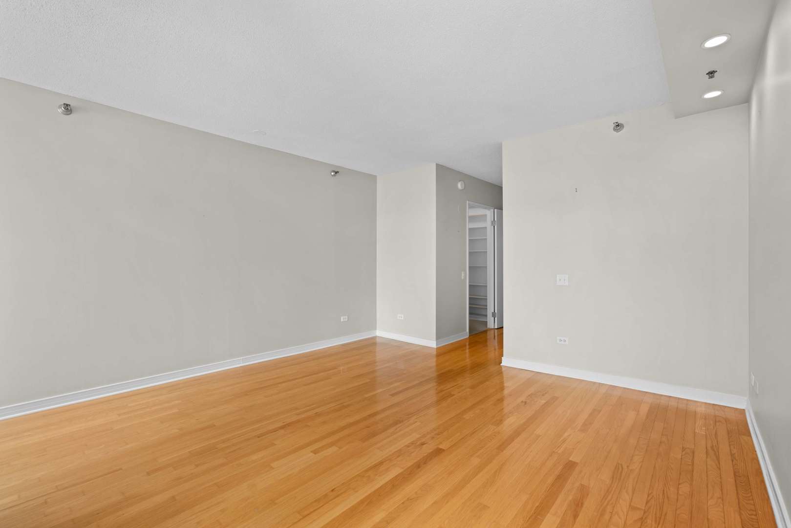 512 N Mcclurg Court 607 Property Photo 20