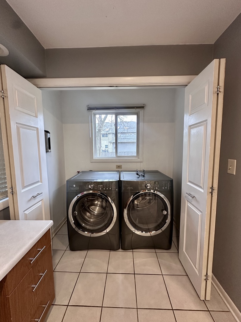 1702 W Oakton Street Property Photo 5