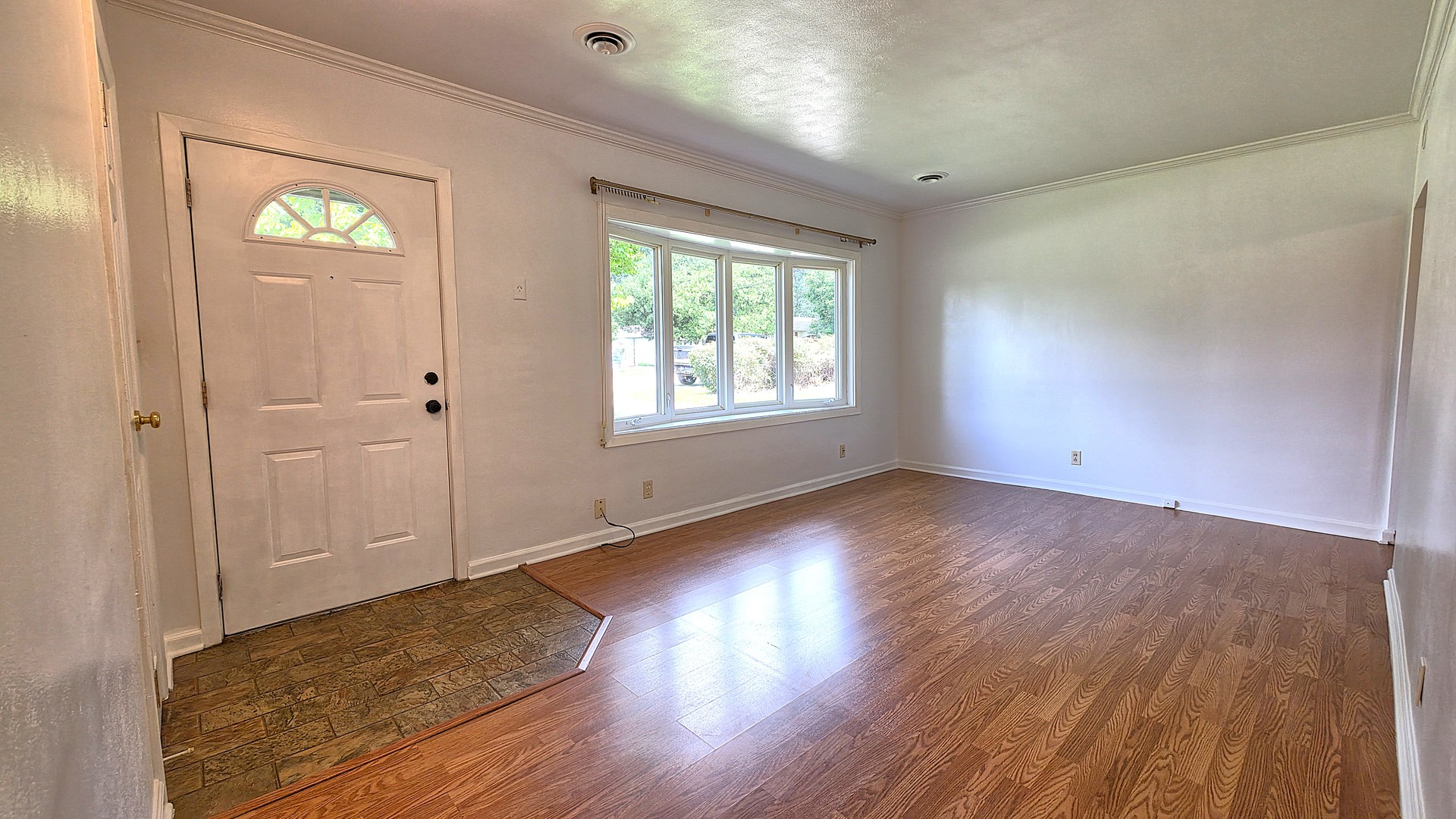 208 E 8th Avenue Property Photo 5