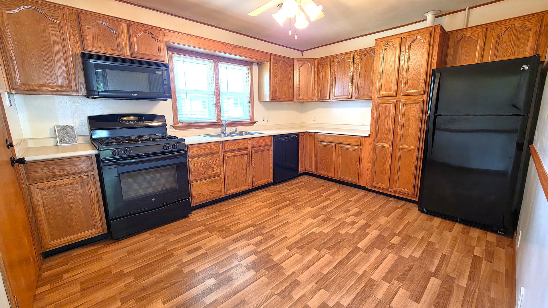 208 E 8th Avenue Property Photo 6