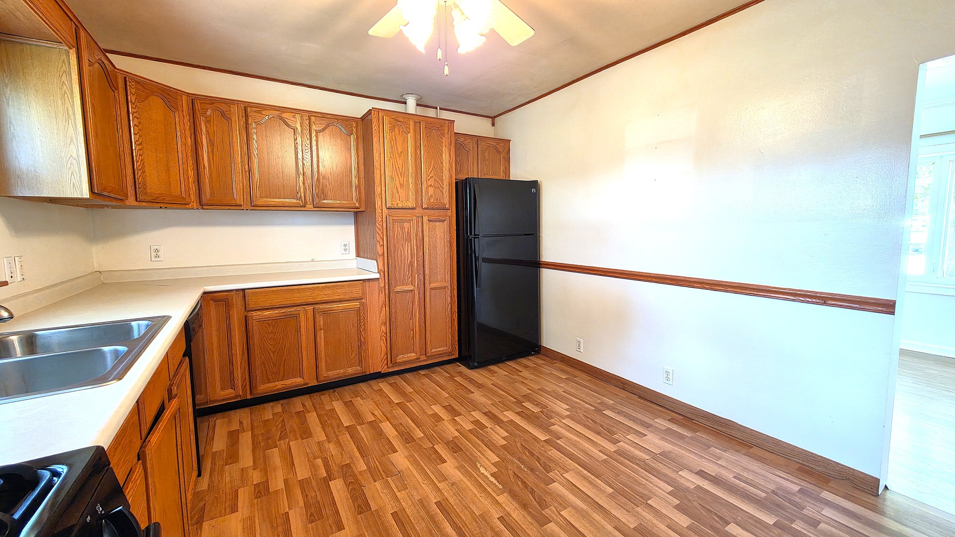 208 E 8th Avenue Property Photo 8