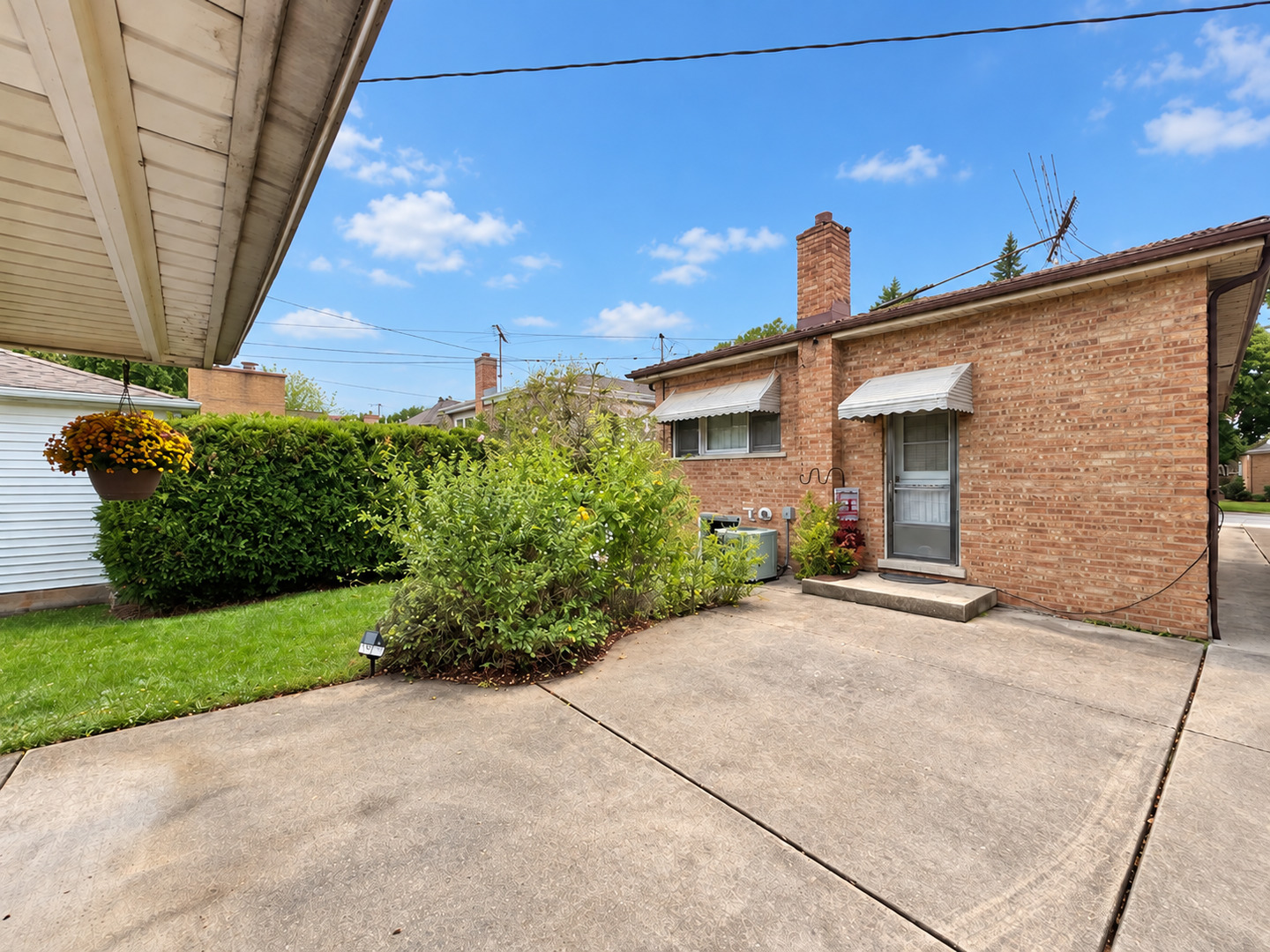 7719 W Jarvis Avenue Property Photo 6