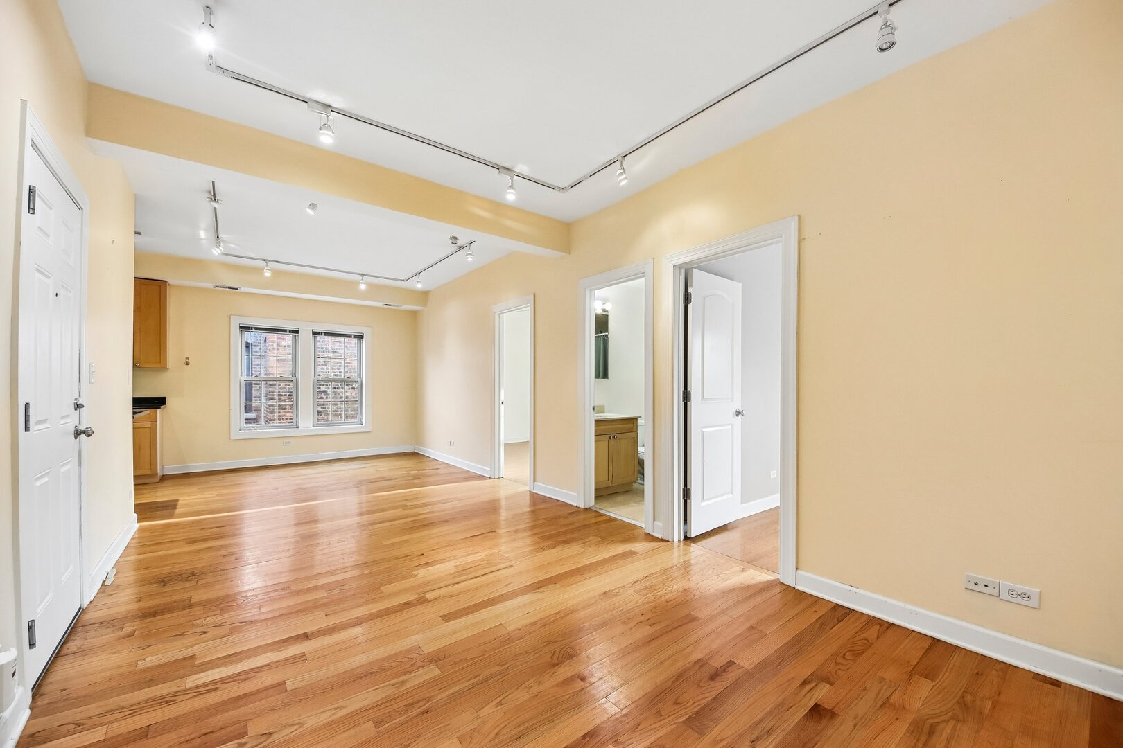841 E 52nd Street 3 Property Photo 6