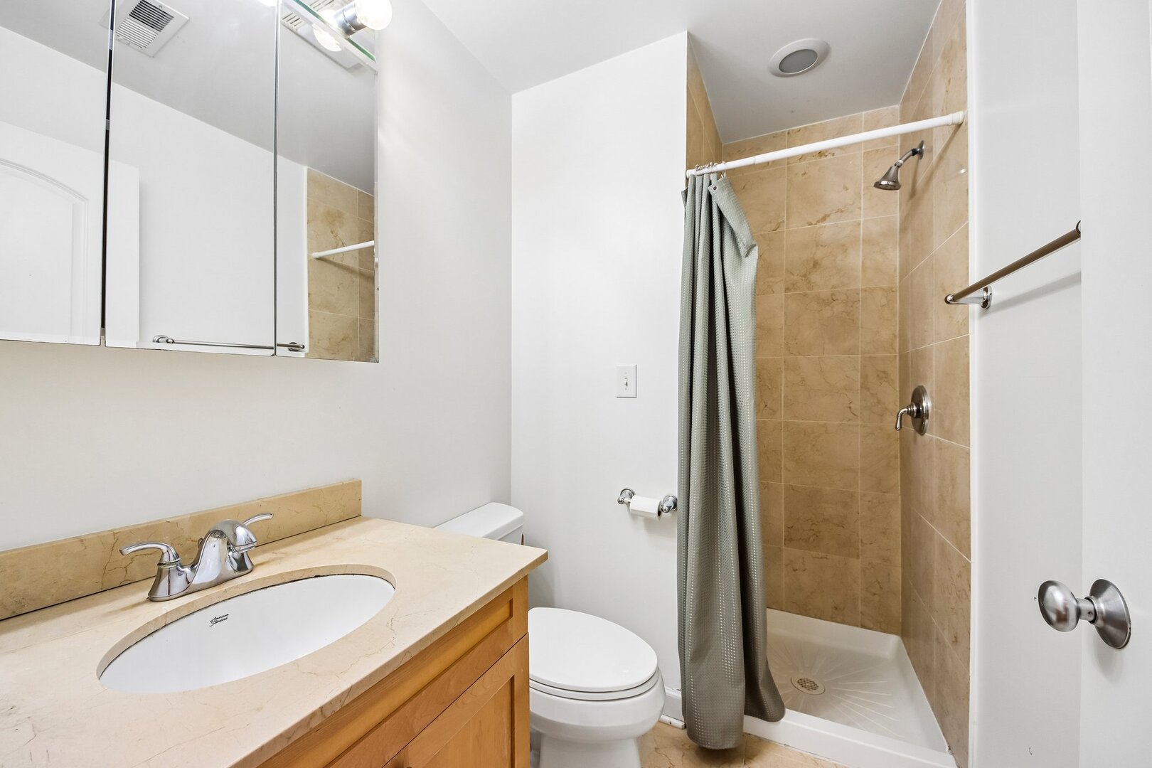 841 E 52nd Street 3 Property Photo 19