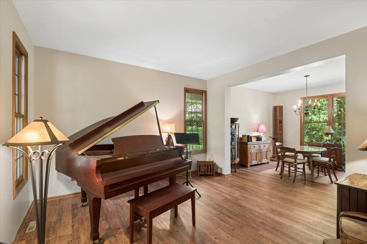 300 White Tail Lane Property Photo 10