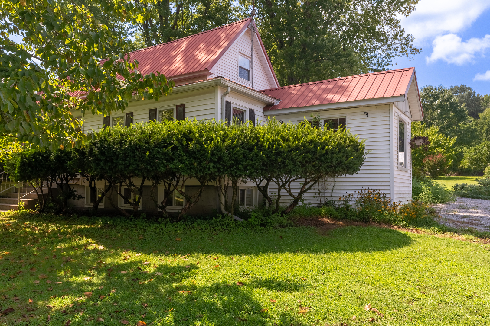 200 Crestview Drive Property Photo 2